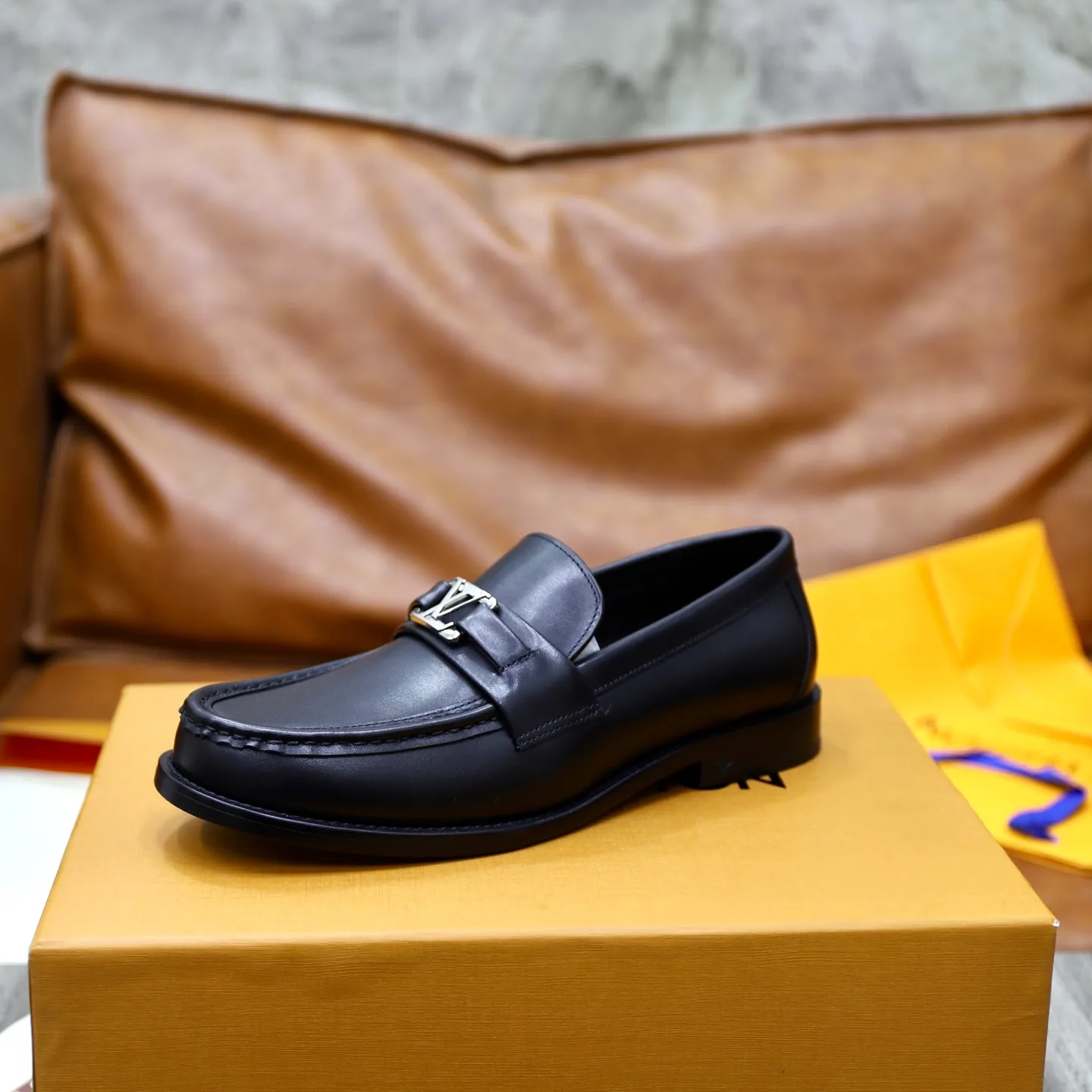 Men's shoes 💰: 💰900LV Louis Vuitton slip-on loafers, top quality products produced in Dongguan, ready for sale! This LV Glove loafer is made of selected soft cowhide, with a slightly wrinkled leather surface and a very high-end texture. Each pair is unique. The leather surface is light and soft, with a fine texture and good luster. It is a classic loafer style, with exquisite handmade mark stitching on the toe, and a square toe configuration to highlight the classic style. The horizontal band has hot-printed LV three-dimensional letters, semi-solid handcrafts and a genuine leather outsole, and a rubber patch on the heel to create wear-resistant performance and comfort. One of the must-have loafers for men! Comes with full original packaging! Code number: 38-39-40-41-42-43-44 (38, 45, 46 customized) standard leather shoe code